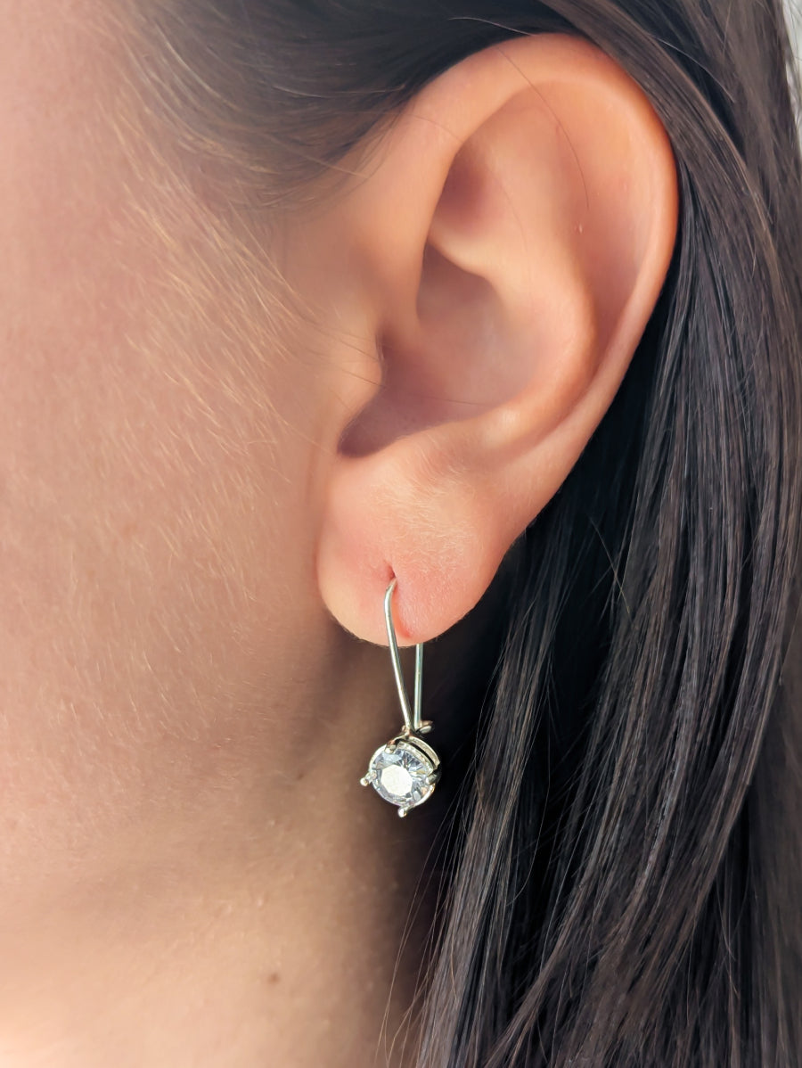 Сребърни обеци висящи с камък циркон