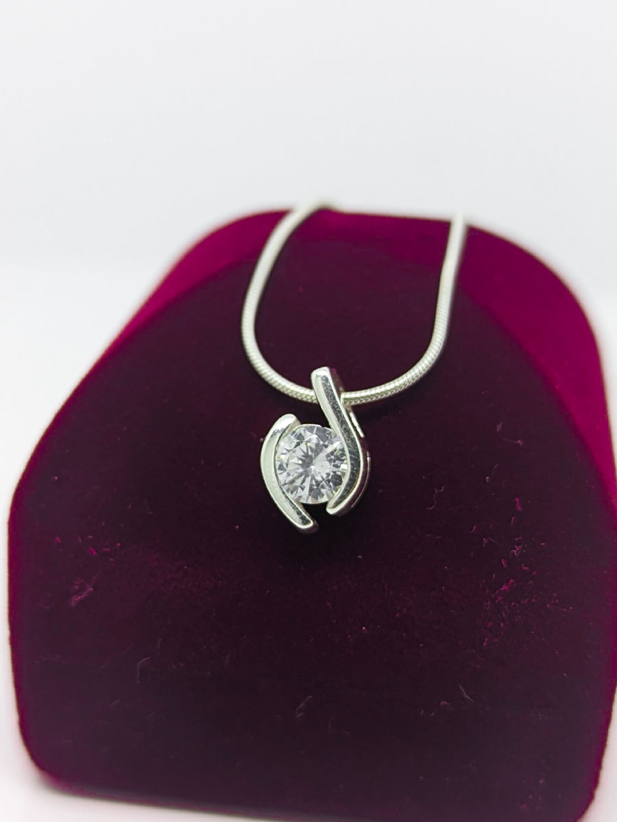 Елегантна сребърна висулка с кръгъл циркон