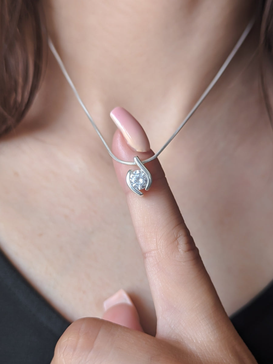 Елегантна сребърна висулка с кръгъл циркон