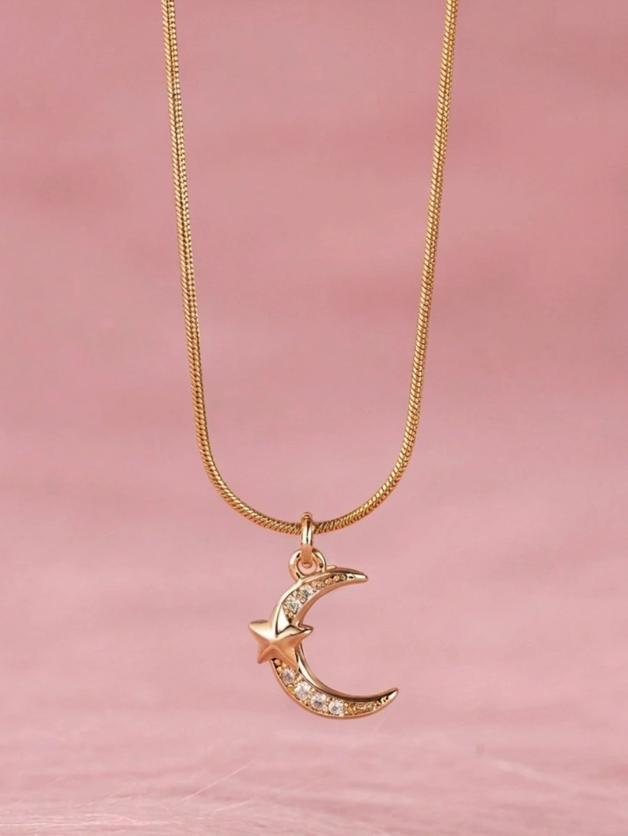 Нежно колие от висококачествена медицинска стомана. Покрито с прозрачни кристали. Висулката е във формата на полумесец и звезда. Изработено е в цвят злато.
