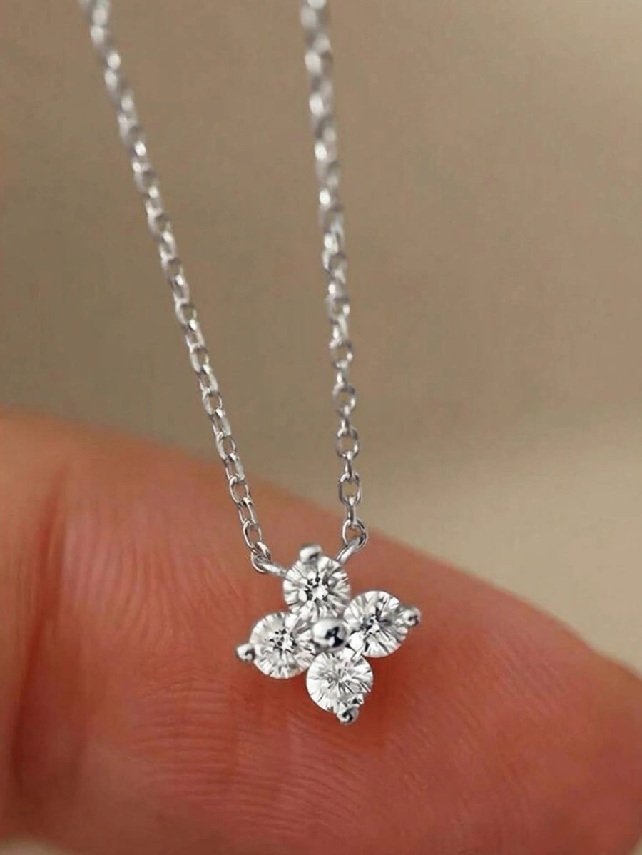 Нежно колие изработено от висококачествено сребро с проба 925. Фина верижка с класическа плетка и централен елемент във формата на нежно цветче. Листенцата на цветето са изкусно инкрустирани с прозрачни кристали циркони.