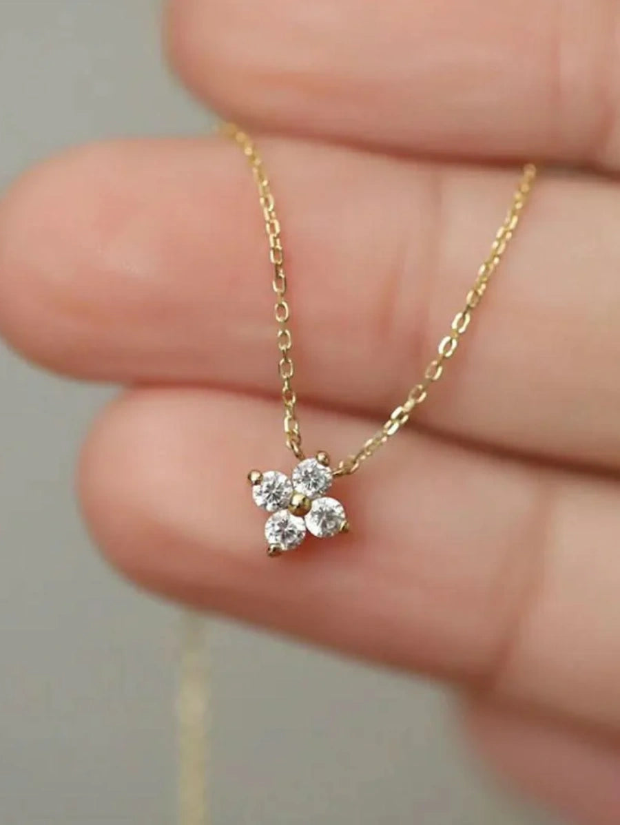 Нежно колие изработено от висококачествено сребро с проба 925, обогатено с позлата 14K. Фина верижка с класическа плетка и централен елемент във формата на нежно цветче. Листенцата на цветето са изкусно инкрустирани с прозрачни кристали циркони.