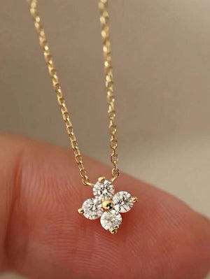 Нежно колие изработено от висококачествено сребро с проба 925, обогатено с позлата 14K. Фина верижка с класическа плетка и централен елемент във формата на нежно цветче. Листенцата на цветето са изкусно инкрустирани с прозрачни кристали циркони.