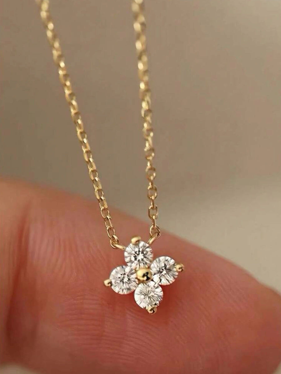 Нежно колие изработено от висококачествено сребро с проба 925, обогатено с позлата 14K. Фина верижка с класическа плетка и централен елемент във формата на нежно цветче. Листенцата на цветето са изкусно инкрустирани с прозрачни кристали циркони.