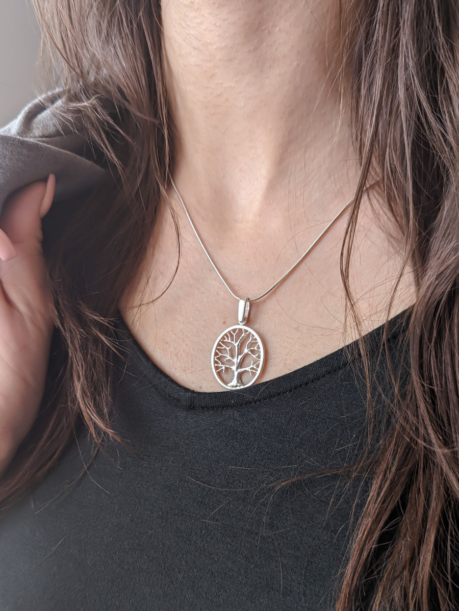 Овална сребърна висулка дървото на живота
