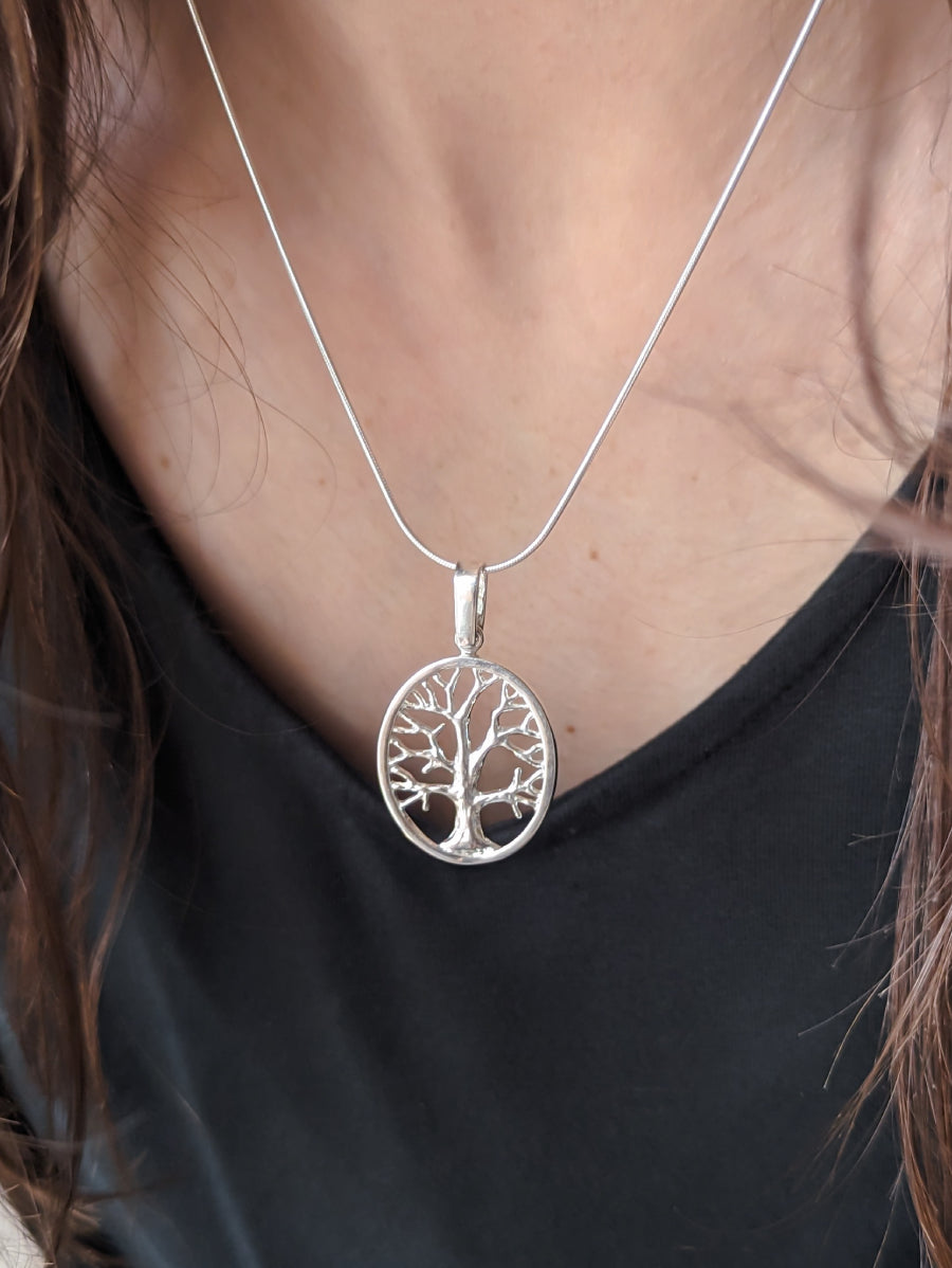 Овална сребърна висулка дървото на живота