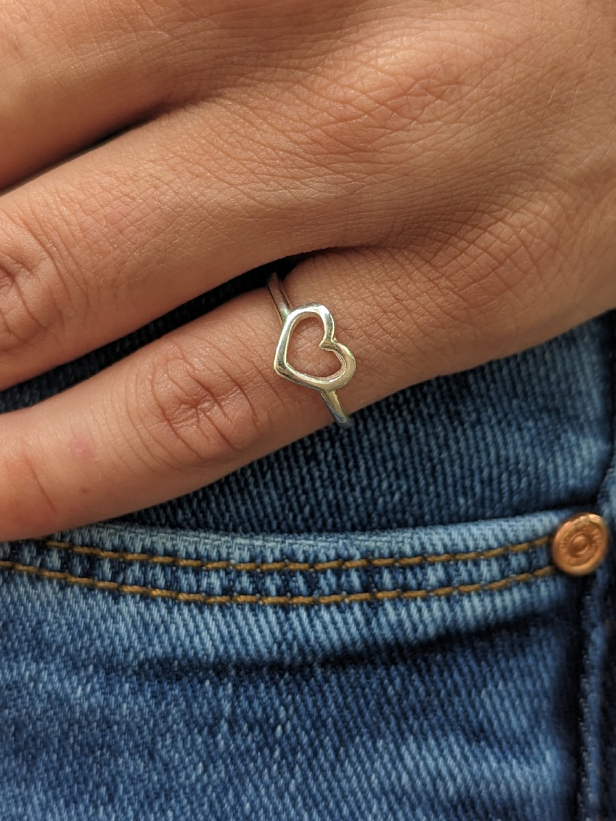 Нежен и елегантен пръстен във формата на сърце. Изработен от сребро 925.