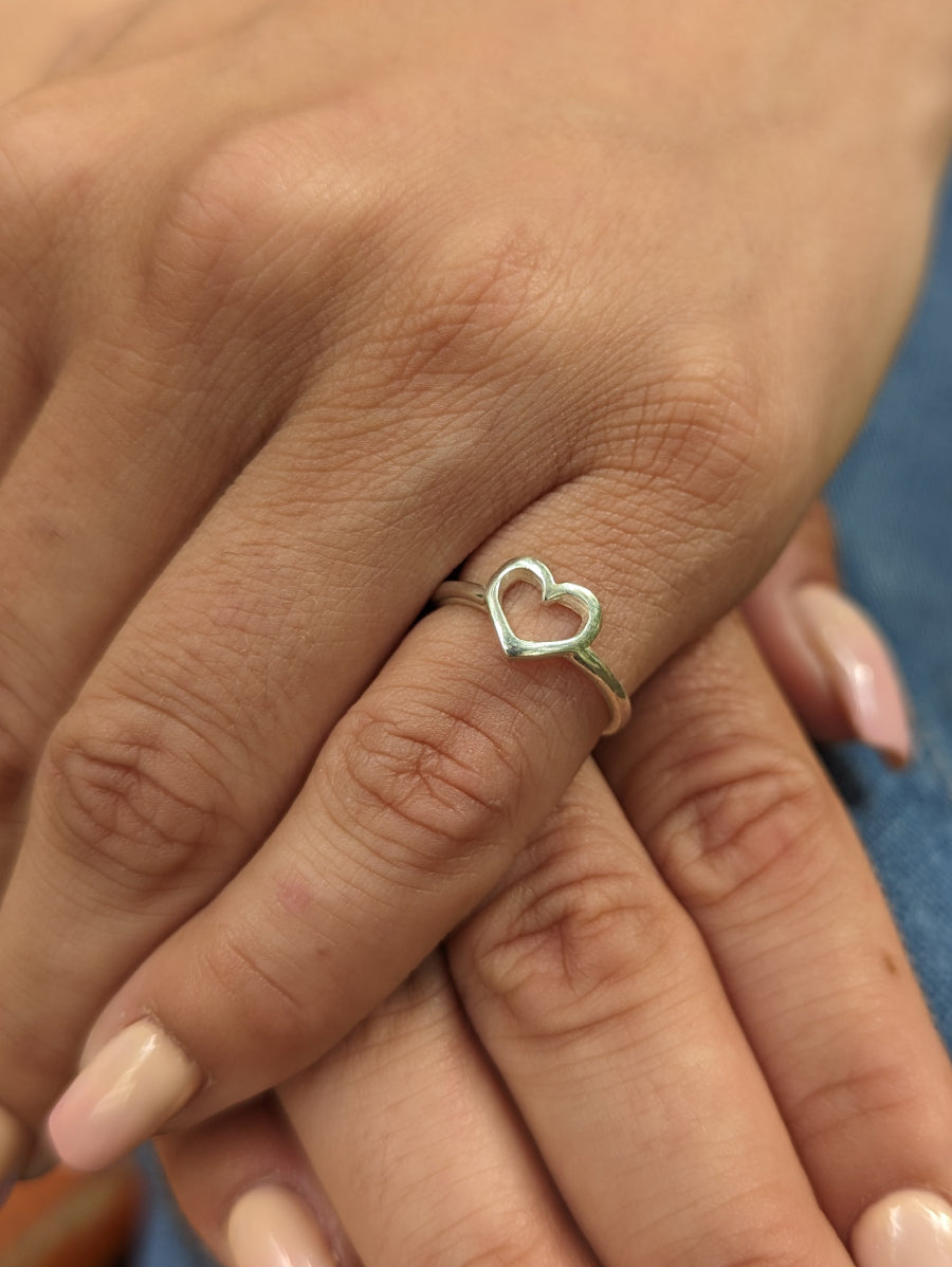 Нежен и елегантен пръстен във формата на сърце. Изработен от сребро 925.