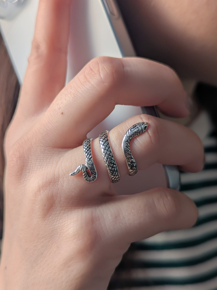 Сребърен пръстен "Змия" от сребро 925 с оксидирано покритие. Регулируем пръстен с увиващ се дизайн, имитиращ люспи.