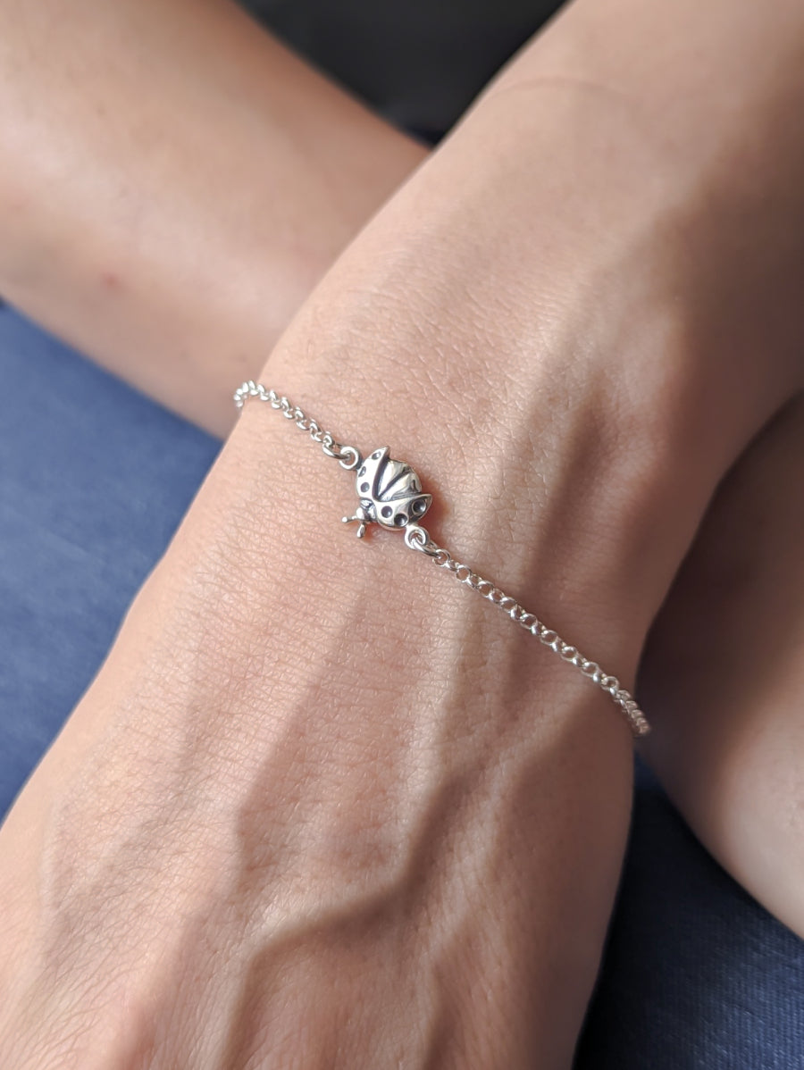 Сребърна гривна калинка