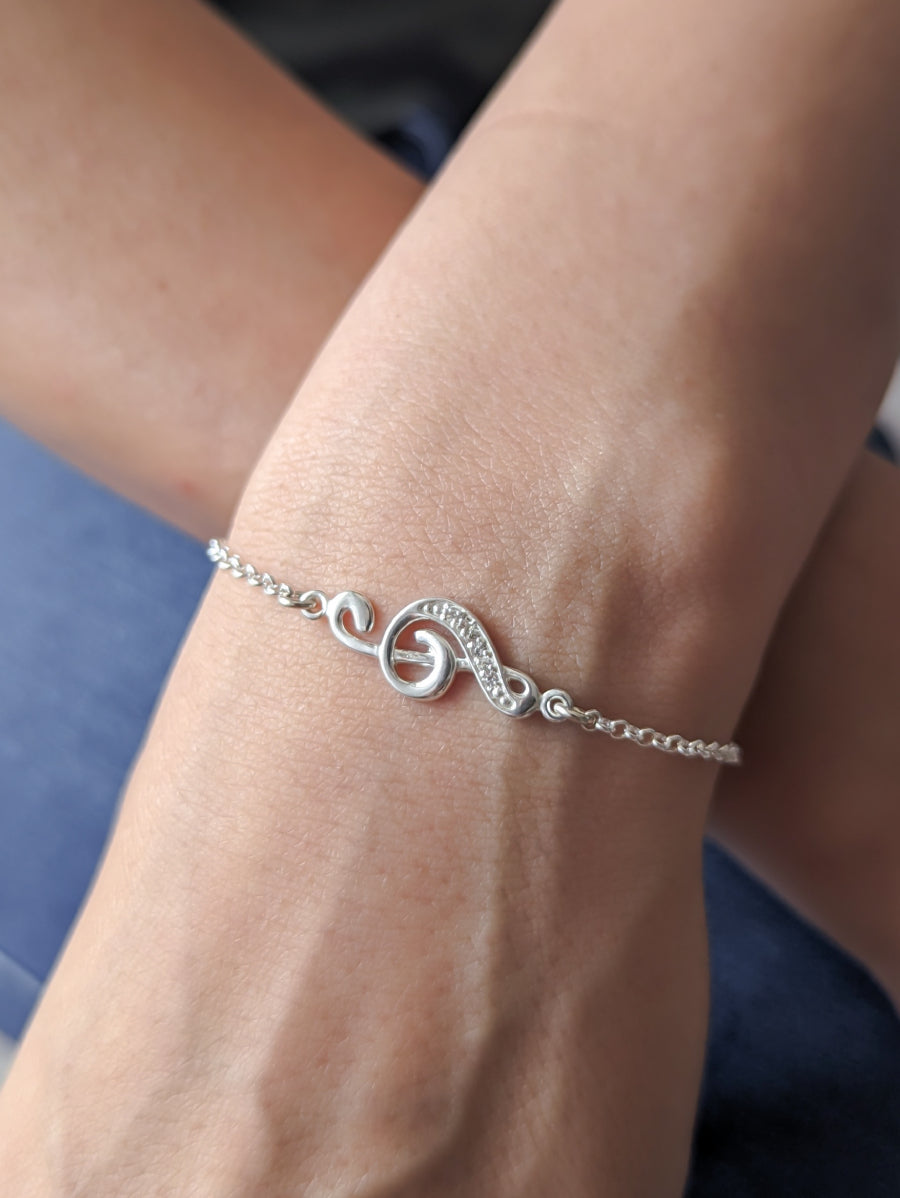 Сребърна гривна Ключ Сол с кристали