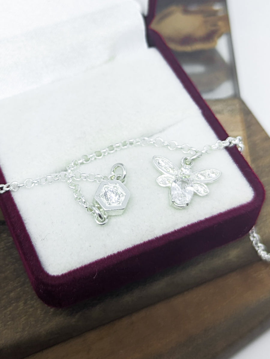 Сребърна гривна пчеличка и пчелна пита