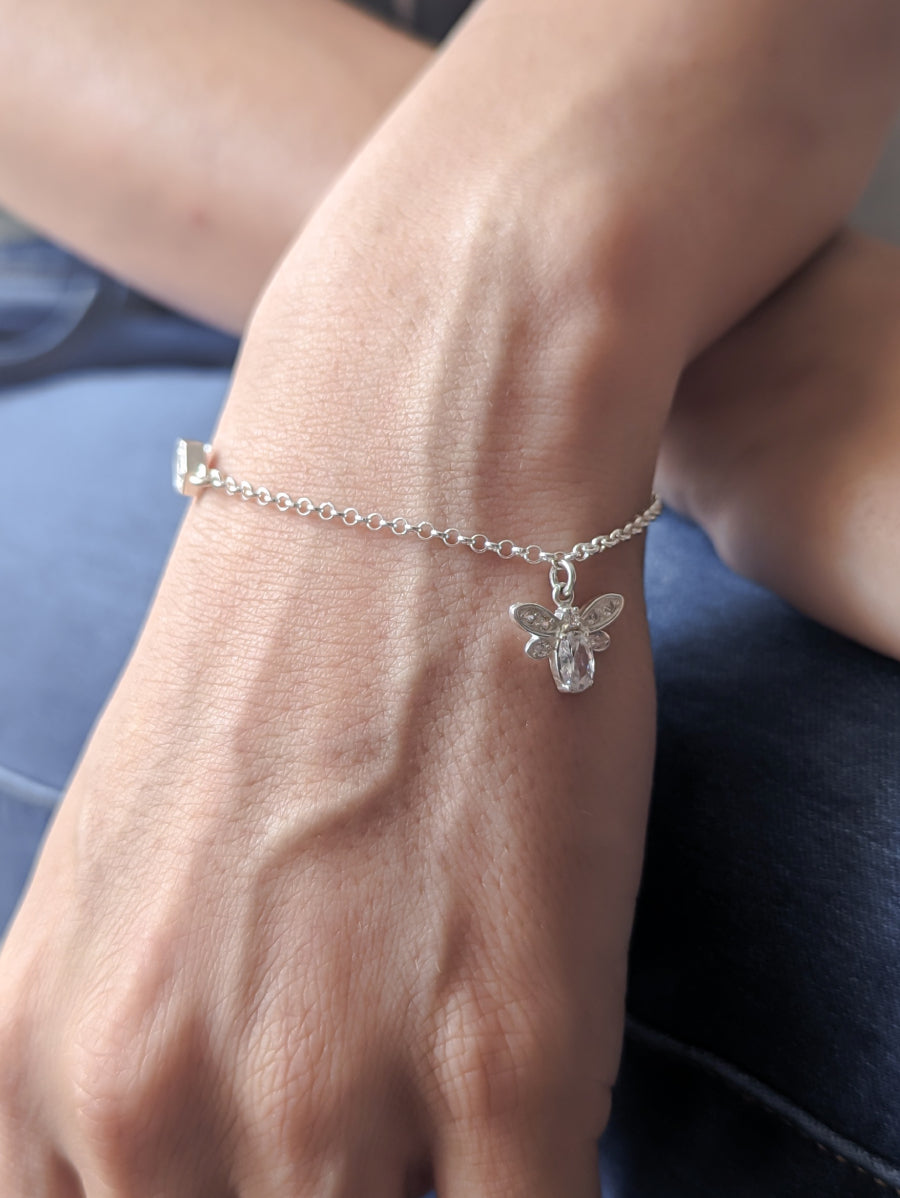 Сребърна гривна пчеличка и пчелна пита