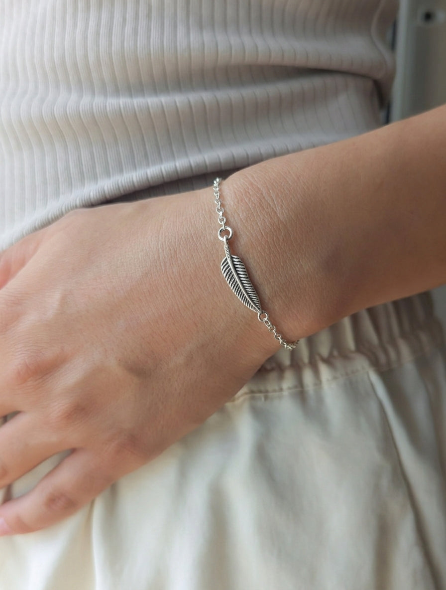 Сребърна гривна перо 19см