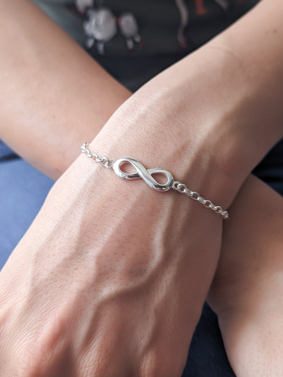 Сребърна гривна знак за безкрайност