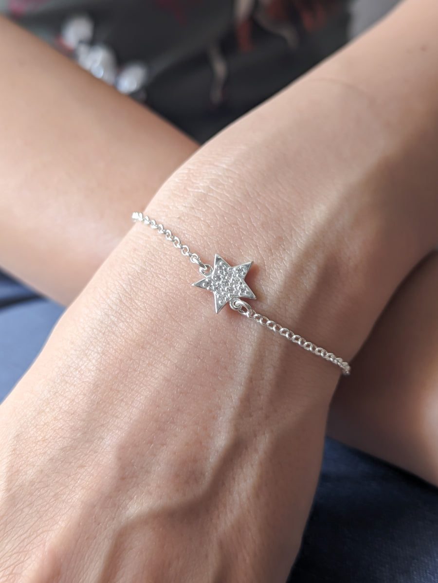 Сребърна гривна звездичка с кристали