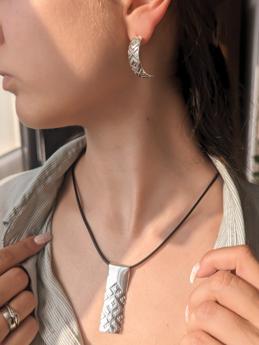 Сребърна висулка българска шевица