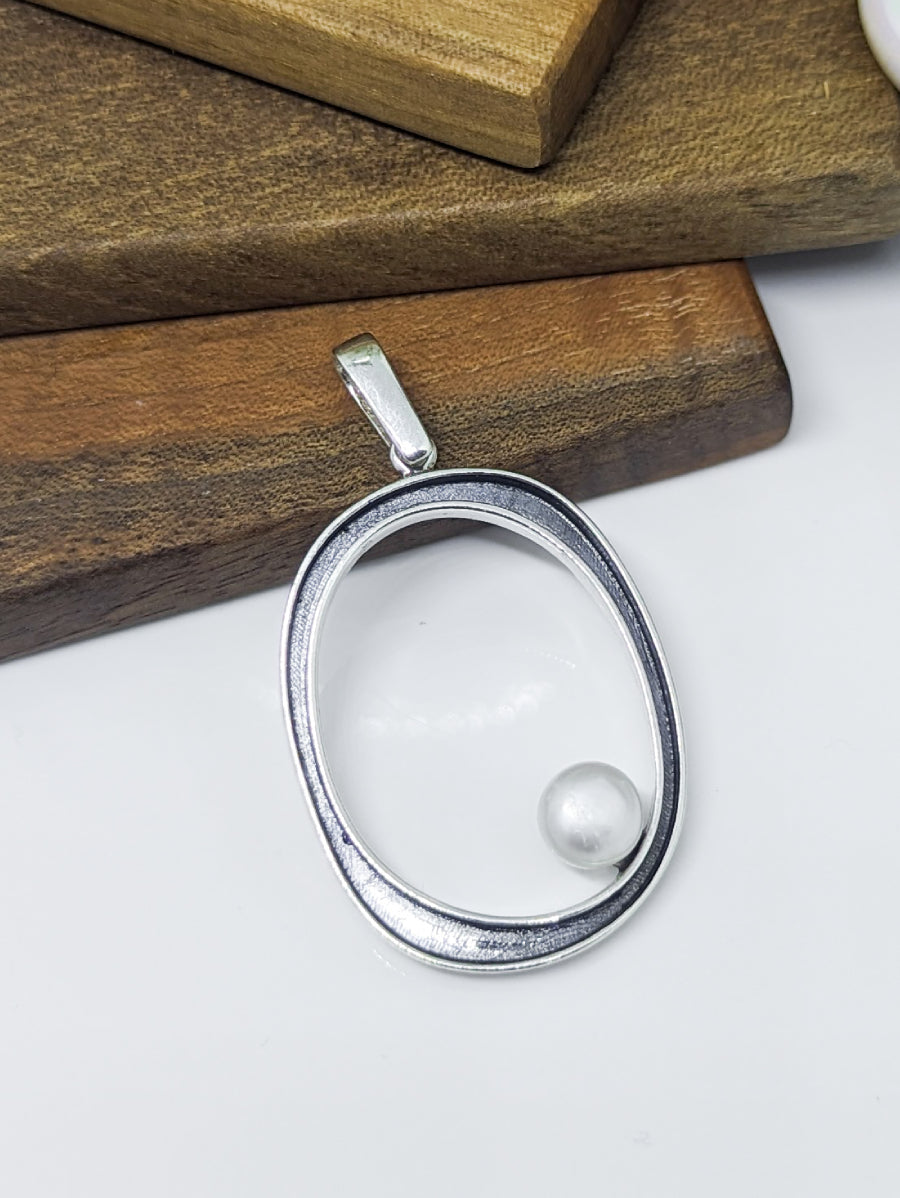 Сребърна висулка с естествена бяла перла