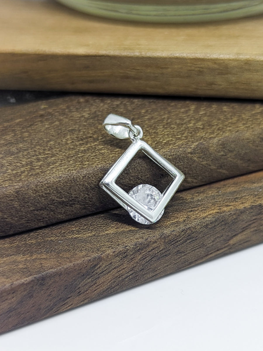 Сребърна висулка с камък и геометрична форма
