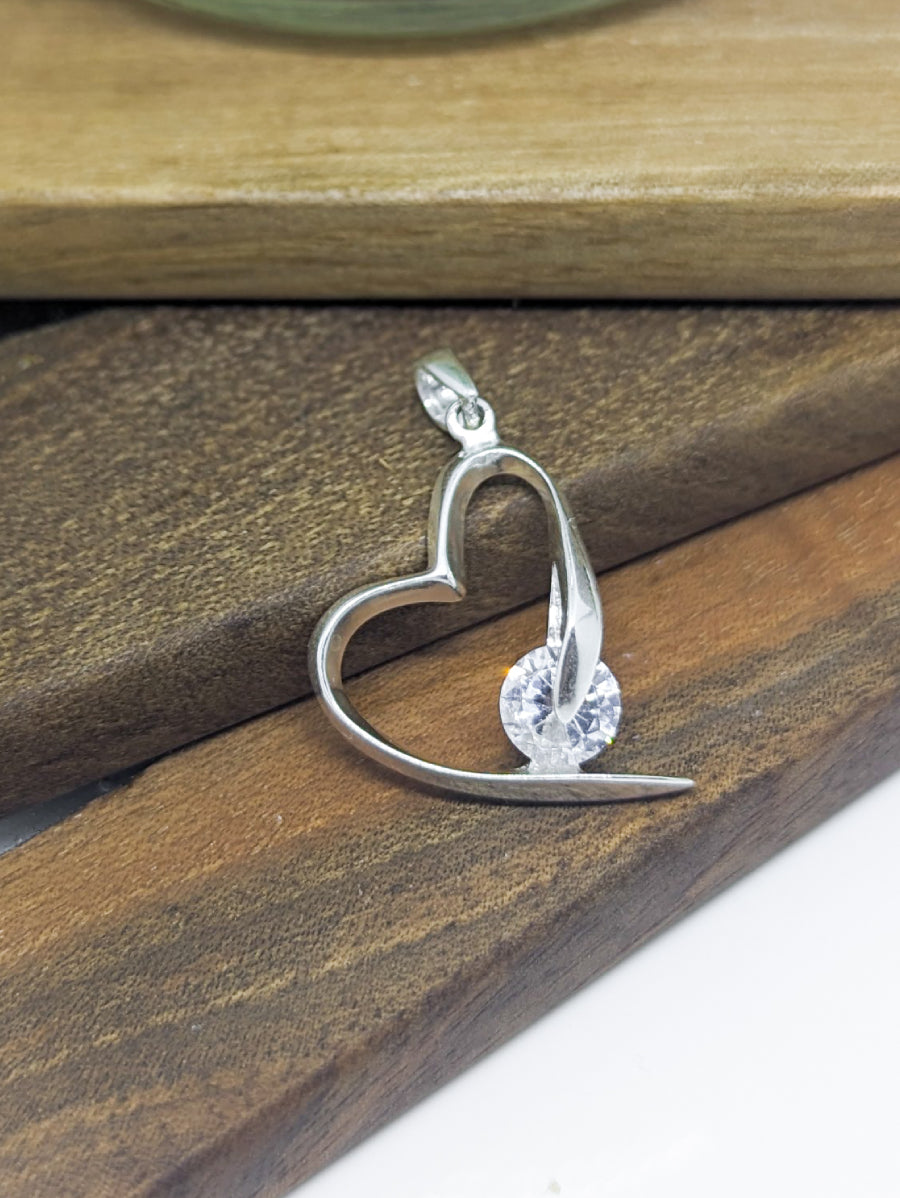 Сребърна висулка сърце с кръгъл кристал циркон