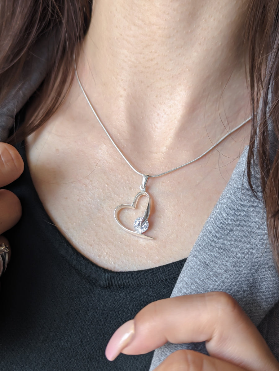 Сребърна висулка сърце с кръгъл кристал циркон