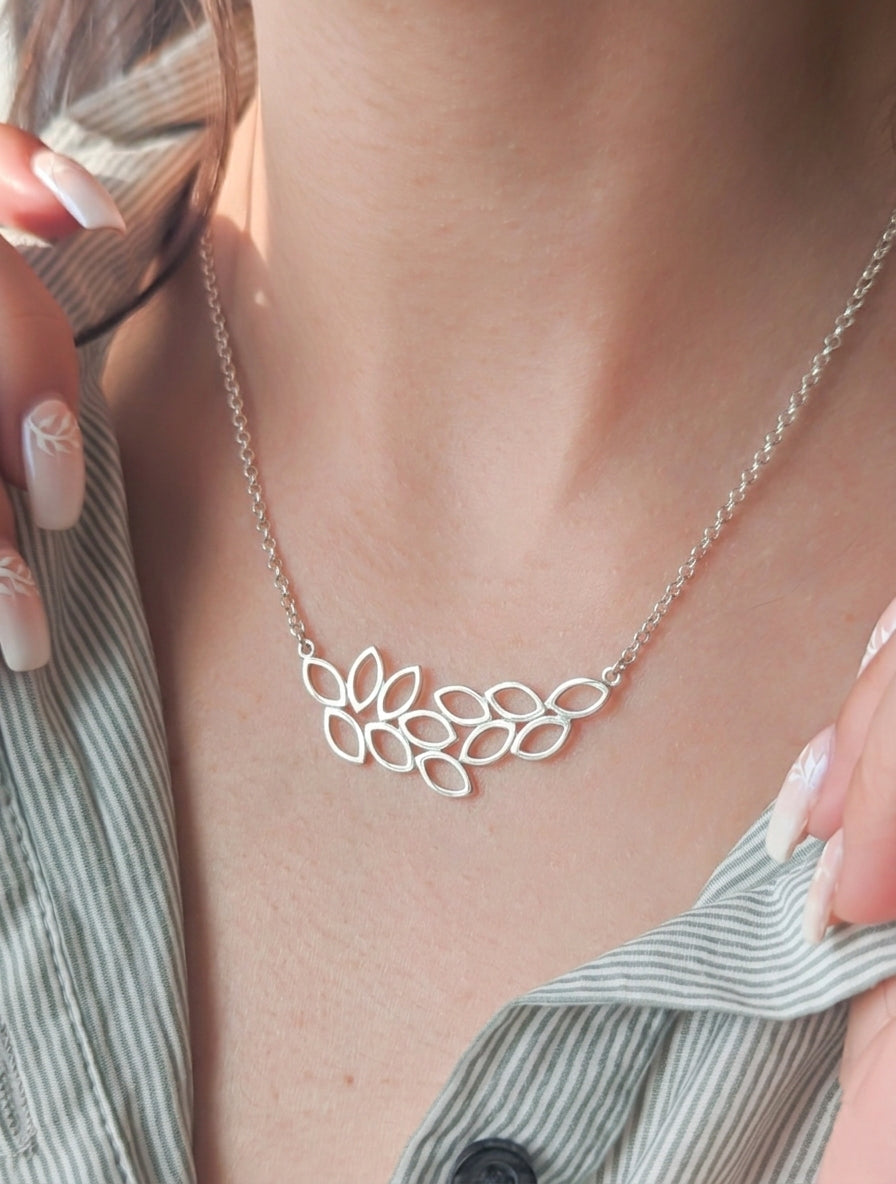 Сребърно колие с флорални мотиви