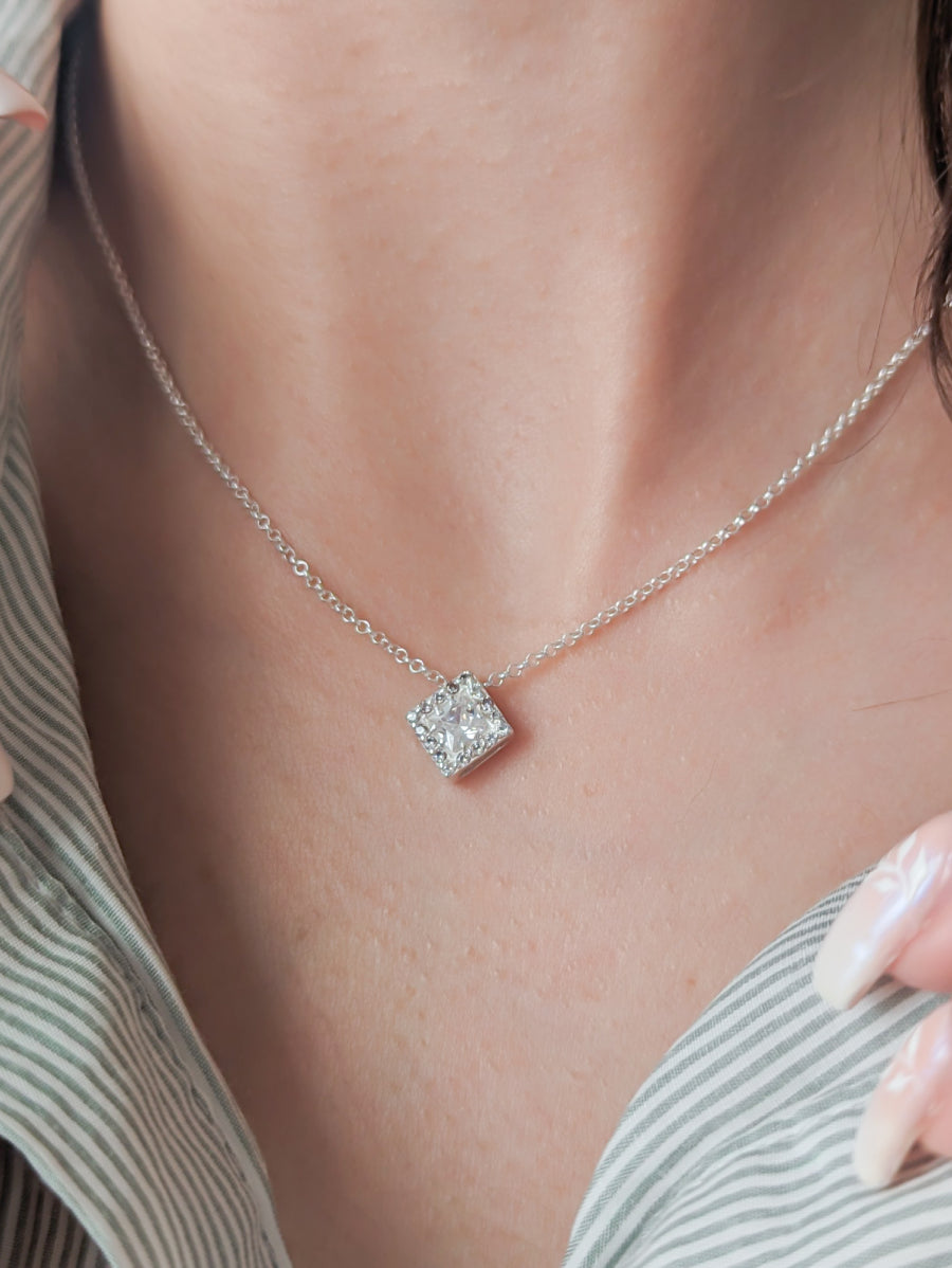 Сребърно колие с квадратни кристали