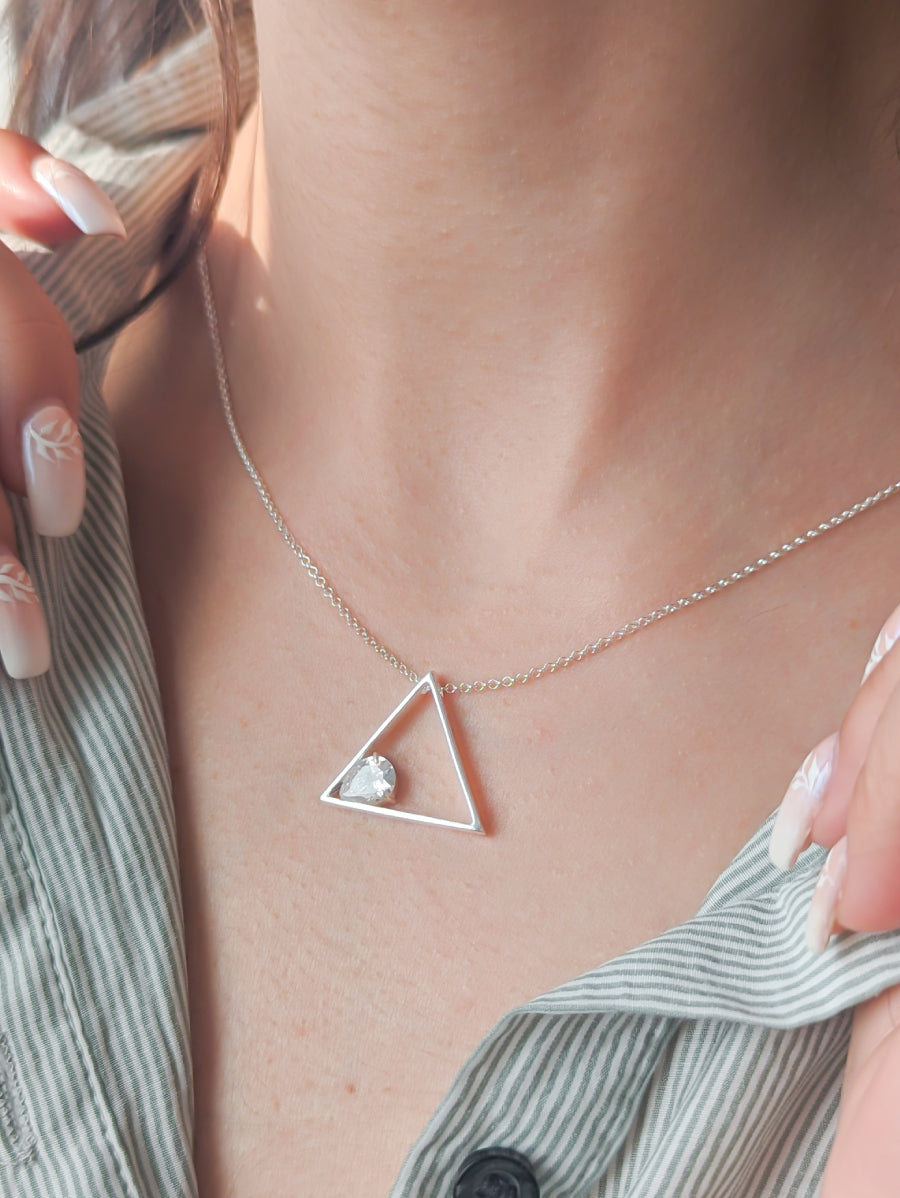 Сребърно колие с триъгълен централен елемент с бял капковиден циркон