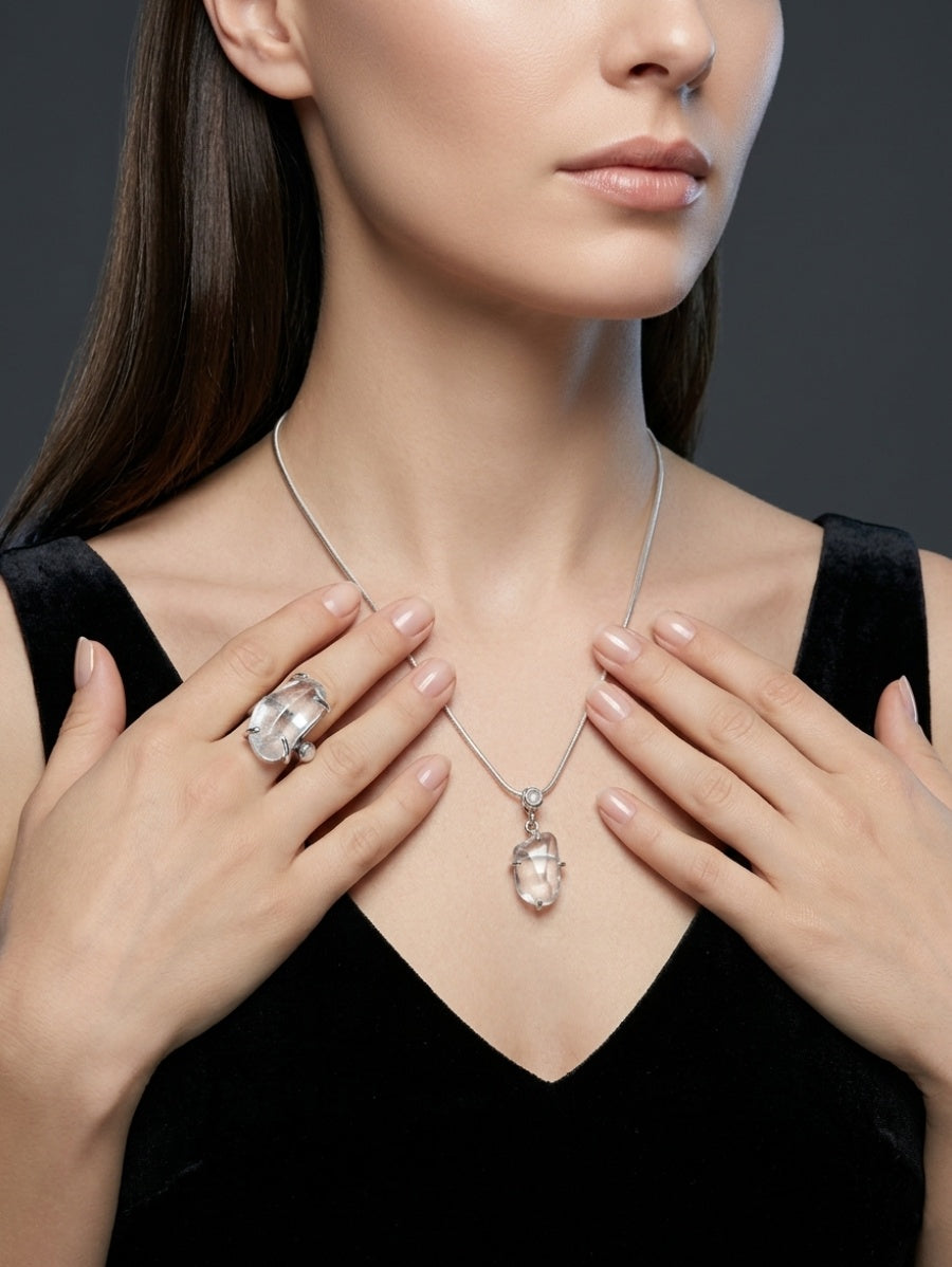 Висулка от сребро проба 925, инкрустирана с естествен Планински кристал.