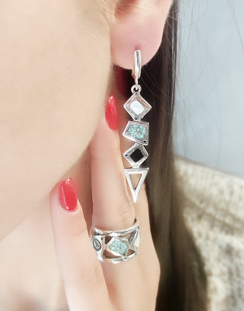 Сребърен комплект бижута проба 925 включващ обеци, пръстен с естествен бял седеф - бижуто е подходящо за жени