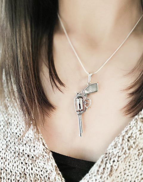 Сребърна висулка проба 925 с естествен бял седеф - бижуто е подходящо за жени