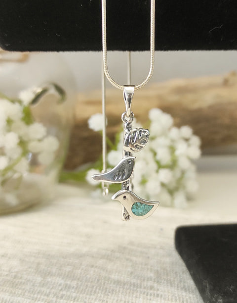 Сребърна висулка проба 925 декорирана с естествен полускъпоценен камък Тюркоаз - бижуто е подходящо за жени