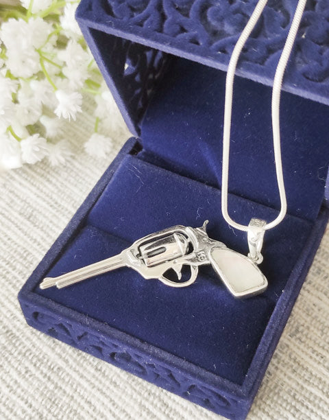 Сребърна висулка проба 925 с естествен бял седеф - бижуто е подходящо за жени