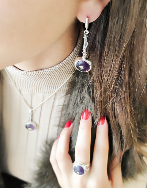 Сребърен комплект бижута проба 925 включващ обеци с естествени полускъпоценни камъни аметист - бижуто е подходящо за жени
