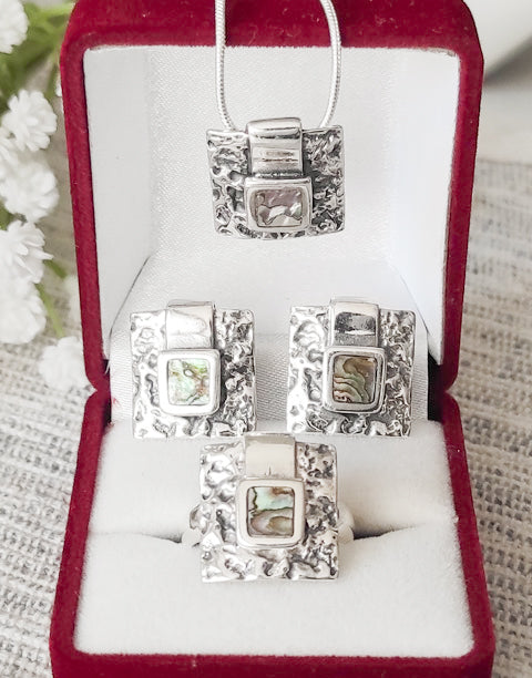 Сребърен комплект бижута проба 925 включващ обеци, медальон, пръстен - бижуто е подходящо за жени