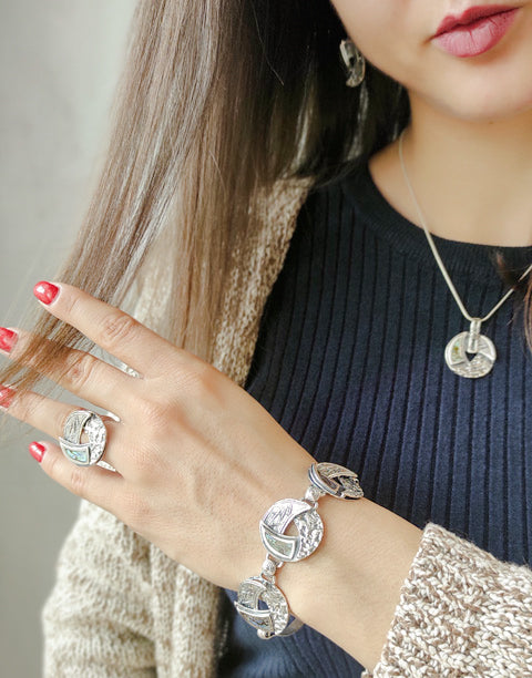 Сребърна гривна проба 925 с естествени полускъпоценни камъни Абалон (Кралски Седеф) - бижуто е подходящо за жени