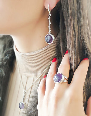 Сребърен пръстен проба 925 с естествени полускъпоценни камъни аметист - бижуто е подходящо за жени