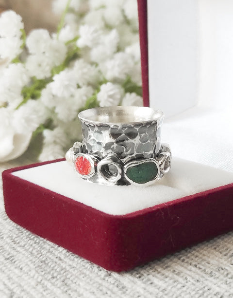 Сребърен пръстен проба 925 с външна подвижна, въртяща халка, инкрустирана с естествени Речни Перли, Малахит и Корал