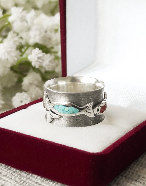 Сребърен пръстен проба 925 с подвижен елемент. Пръстена е инкрустиран с естествени полускъпоценни камъни Тюркоаз и Малахит - бижуто е подходящо за жени
