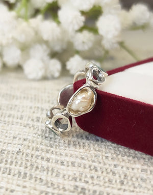 Сребърен пръстен проба 925 декориран с естествени перли, малахит, корал и тюркоаз - бижуто е подходящо за жени