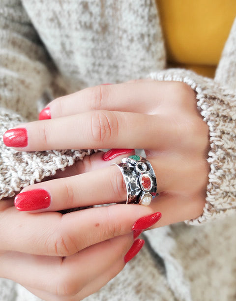 Сребърен пръстен проба 925 с външна подвижна, въртяща халка, инкрустирана с естествени Речни Перли, Малахит и Корал