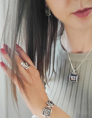 Сребърен комплект бижута проба 925 включващ обеци, медальон, пръстен, гривна с естествен бял седеф - бижуто е подходящо за жени