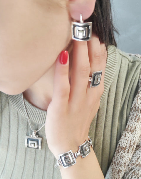 Сребърен комплект бижута проба 925 включващ обеци, медальон, пръстен, гривна с естествен бял седеф - бижуто е подходящо за жени