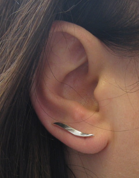 Обеци тип фиби носещи се по дължината на ухото. Обеците са изработени от сребро проба 925