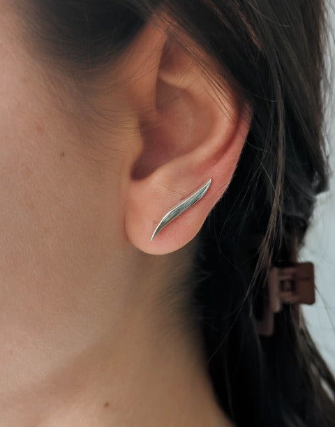 Обеци тип фиби носещи се по дължината на ухото. Обеците са изработени от сребро проба 925