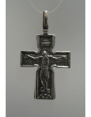 Сребърен православен кръст 925 с високо релефно изображение на Разпятието Христово (ІНЦІ, ІС ХС) – лицева страна на двулицев оксидиран медальон.