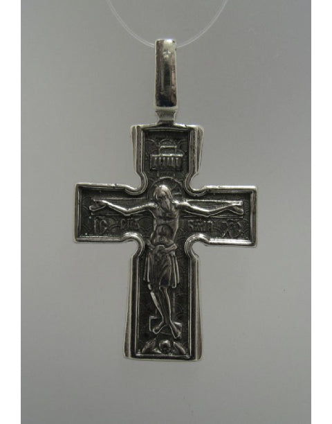 Сребърен православен кръст 925 с високо релефно изображение на Разпятието Христово (ІНЦІ, ІС ХС) – лицева страна на двулицев оксидиран медальон.