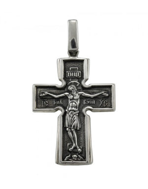 Сребърен православен кръст 925 с високо релефно изображение на Разпятието Христово (ІНЦІ, ІС ХС) – лицева страна на двулицев оксидиран медальон.