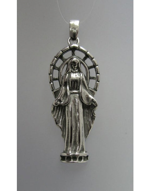 Обемна сребърна висулка "Дева Мария" (Мадона) от сребро 925 с оксидирано покритие. Религиозен медальон с фигура на Дева Мария в цял ръст.
