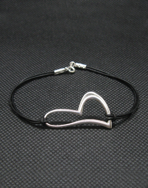Сребърна дамска гривна Сърце с естествена кожа, ръчна изработка